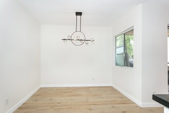 18307 Burbank Blvd, Unit 24 in Tarzana, CA - Building Photo - Building Photo