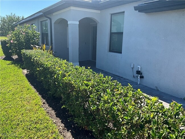 14003 Pine Lodge Ln in Ft. Myers, FL - Foto de edificio - Building Photo