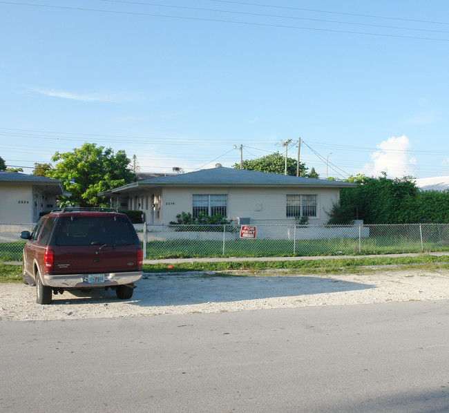 2316-2324 NE 173rd St in North Miami Beach, FL - Building Photo - Building Photo