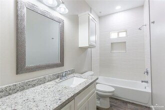 5901 Swallow Ave in McAllen, TX - Foto de edificio - Building Photo