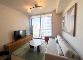 11 NE 6th St in Miami, FL - Building Photo