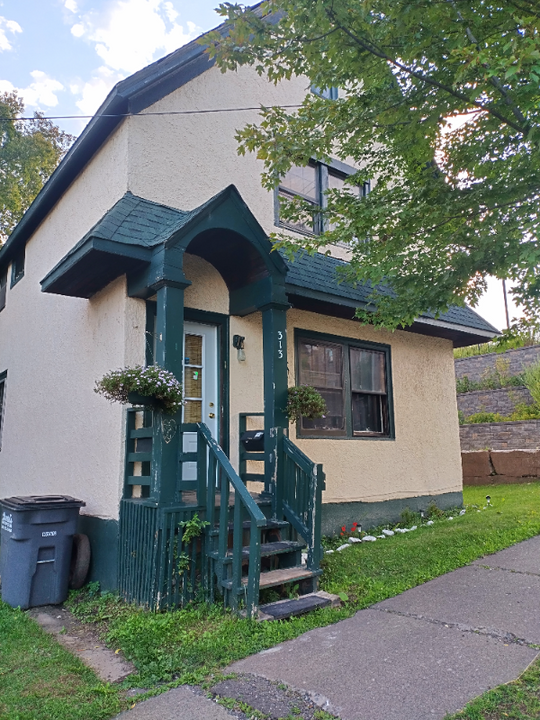 313 N 7th Ave E-Unit -1st Floor in Duluth, MN - Building Photo