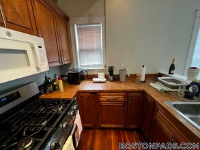 358 Broadway, Unit 2 in Somerville, MA - Foto de edificio - Building Photo