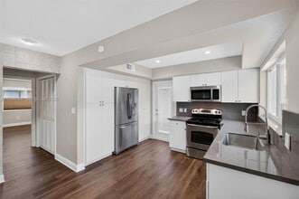 539 Menendez Ave in Coral Gables, FL - Foto de edificio - Building Photo