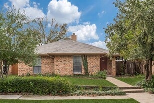 2118 Falcon Ridge Dr in Carrollton, TX - Building Photo