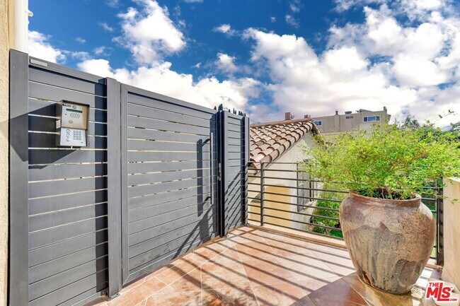 918 S Wooster St in Los Angeles, CA - Building Photo - Building Photo