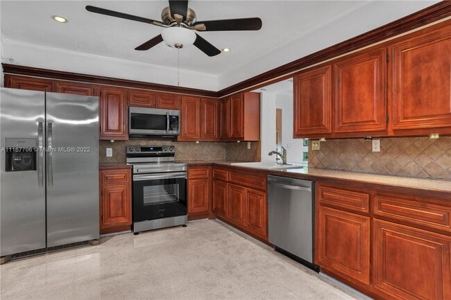 617 NE 2nd Pl in Dania Beach, FL - Building Photo - Building Photo