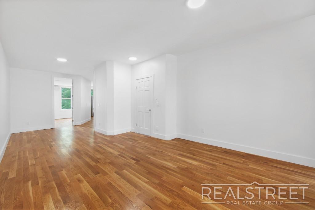 679 Knickerbocker Ave in Brooklyn, NY - Building Photo