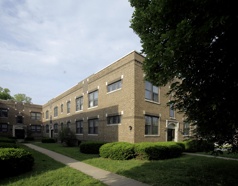 Ethel Court Apartments in Richmond Heights, MO - Building Photo