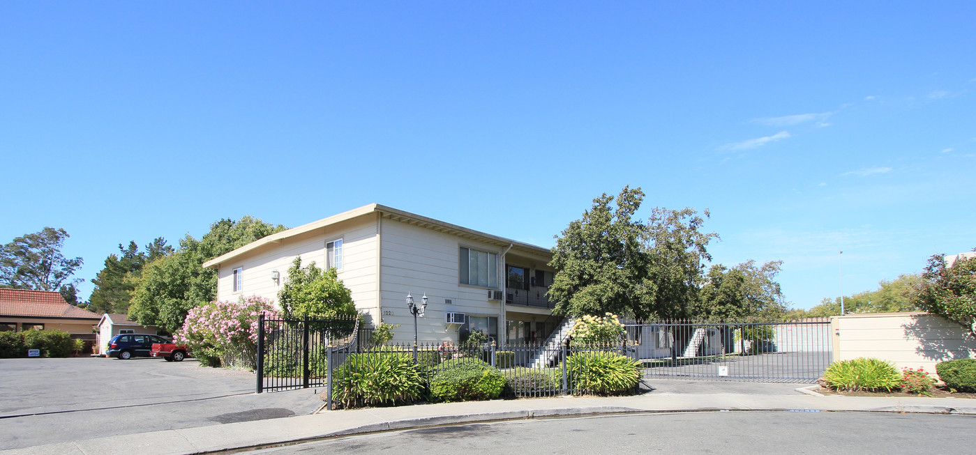 Dana Apartments in Fairfield, CA - Building Photo