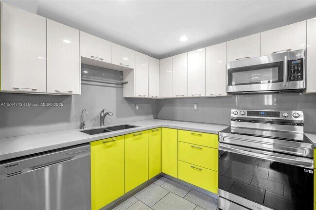 2450 NE 135th St in North Miami, FL - Building Photo - Building Photo