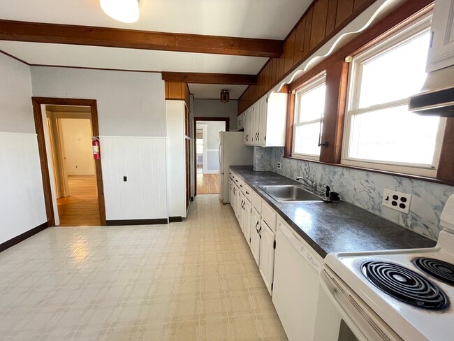 14 Allen St, Unit 2 in Arlington, MA - Foto de edificio - Building Photo