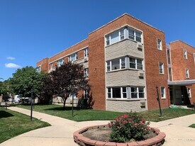 2411 W Balmoral Ave in Chicago, IL - Building Photo