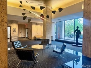 4501 Lindell Blvd, Unit 12E in St. Louis, MO - Building Photo - Building Photo
