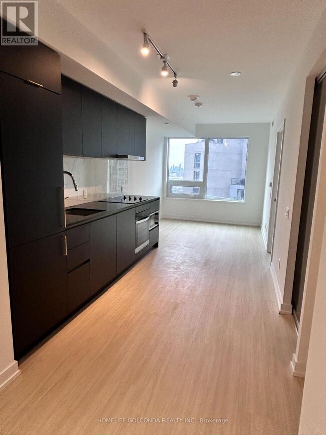 8 Wellesley St W in Toronto, ON - Building Photo - Building Photo