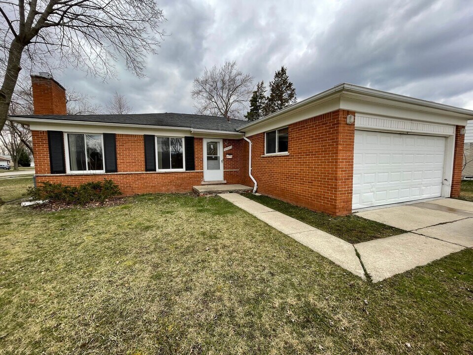 27935 E Larkmoor in Southfield, MI - Building Photo