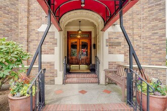 Roundcliffe Apartments in Seattle, WA - Building Photo - Building Photo