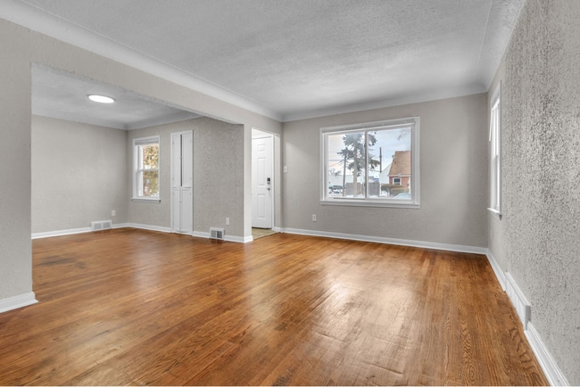 This beautifully updated 3-bedroom, 1-bath single-family home is ready for move-in! in Detroit, MI - Foto de edificio - Building Photo