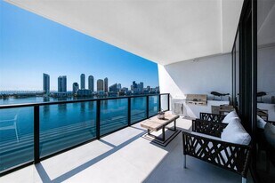 5500 Island Estates Dr in Aventura, FL - Building Photo