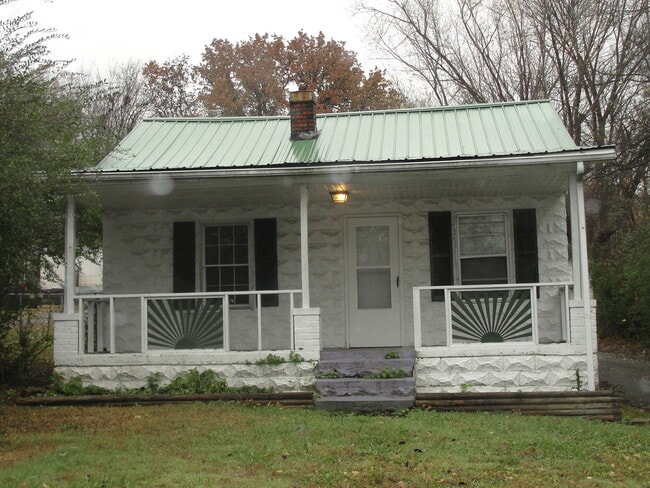 2103 Hwy 47 in Dickson, TN - Building Photo - Building Photo