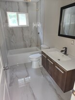 390 W Lake Ave NW in Atlanta, GA - Building Photo
