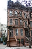 258 W 71st St in New York, NY - Building Photo