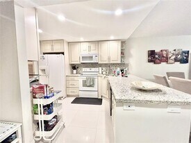 3800 Oaks Clubhouse Dr in Pompano Beach, FL - Building Photo