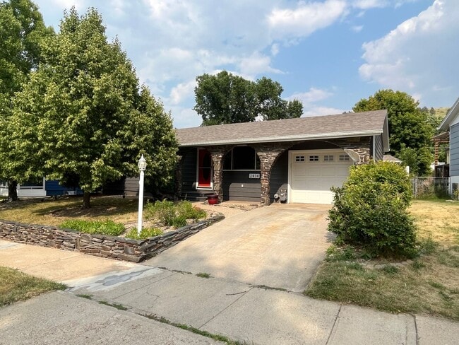 property at 2414 Cruz Dr