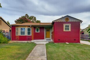 2040 W Mistletoe Ave in San Antonio, TX - Building Photo