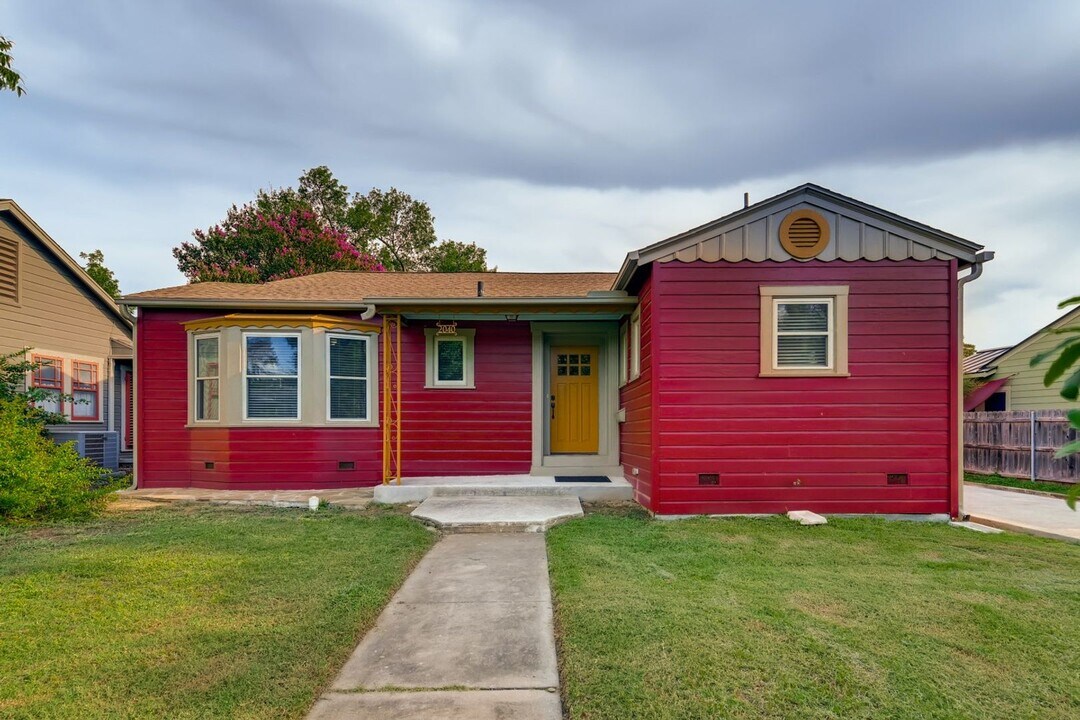 2040 W Mistletoe Ave in San Antonio, TX - Foto de edificio
