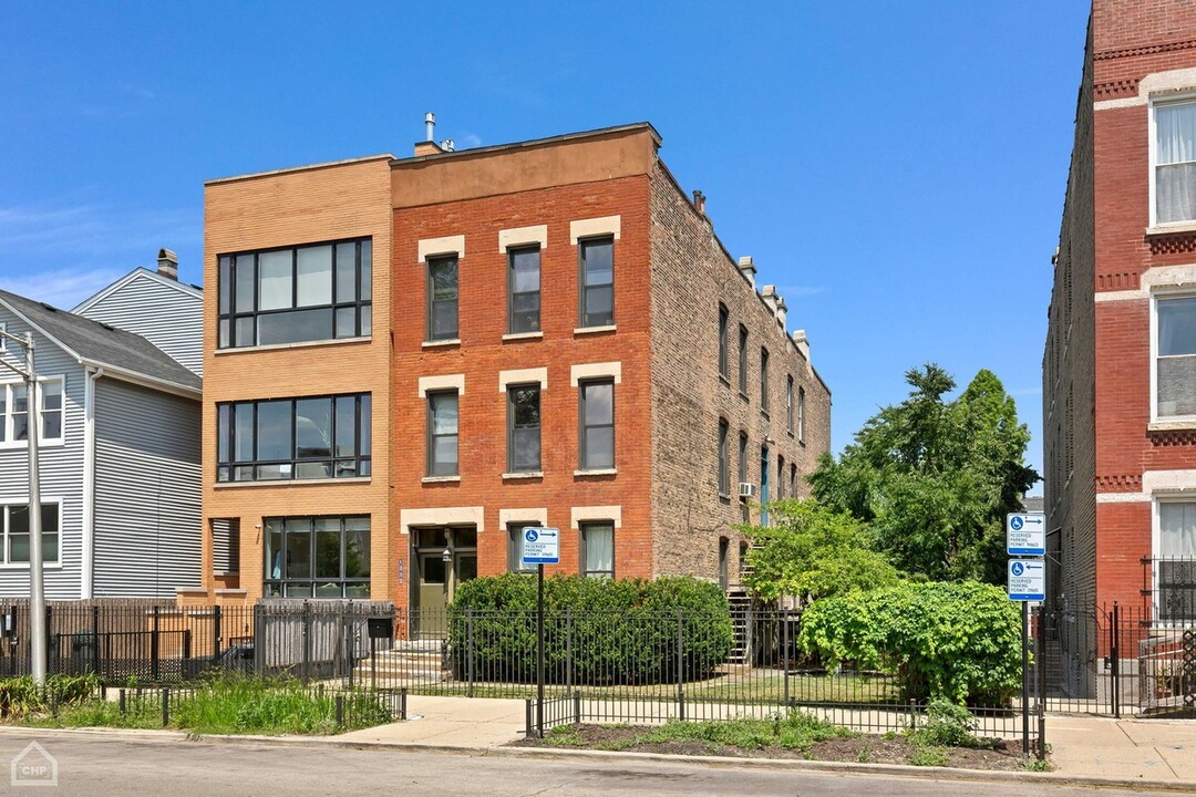 1322 W Ohio St, Unit 2R in Chicago, IL - Building Photo