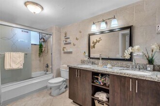 451 Ives Dairy Rd in North Miami Beach, FL - Building Photo - Building Photo