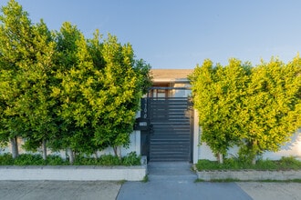 7700 Satsuma Ave in Sun Valley, CA - Foto de edificio - Building Photo