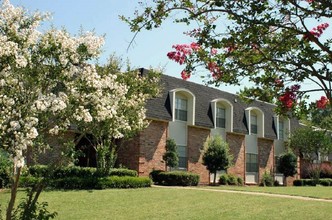 Riverhills Apartments in Grenada, MS - Building Photo - Building Photo