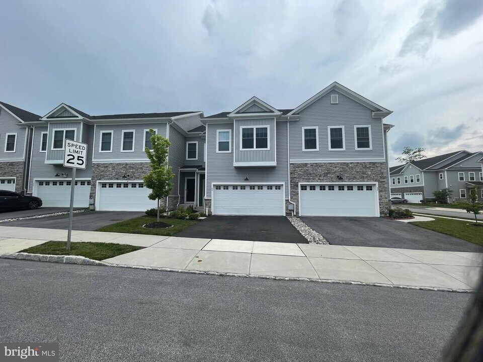 40 Lochiel Ln in Exton, PA - Building Photo