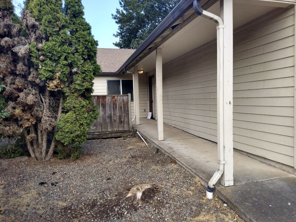 1348-1348 Bramblewood Ln in Eugene, OR - Building Photo