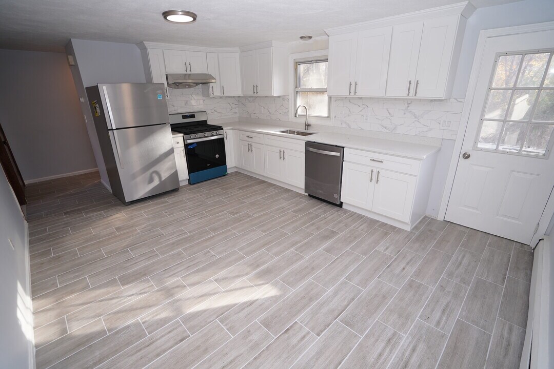 30 Wiggin Ave in Dedham, MA - Building Photo