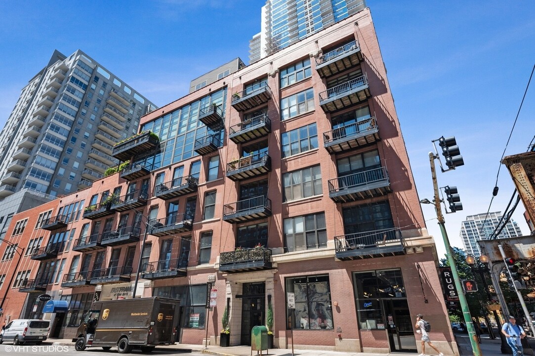 300 W Grand Ave, Unit 210 in Chicago, IL - Building Photo