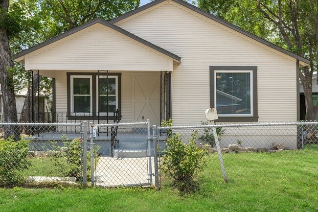 1906 Montezuma St in San Antonio, TX - Building Photo - Building Photo