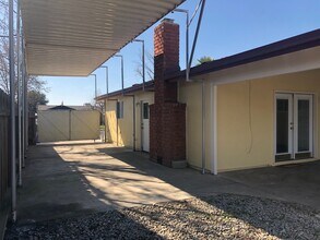 256 Chestnut St in Porterville, CA - Building Photo - Building Photo