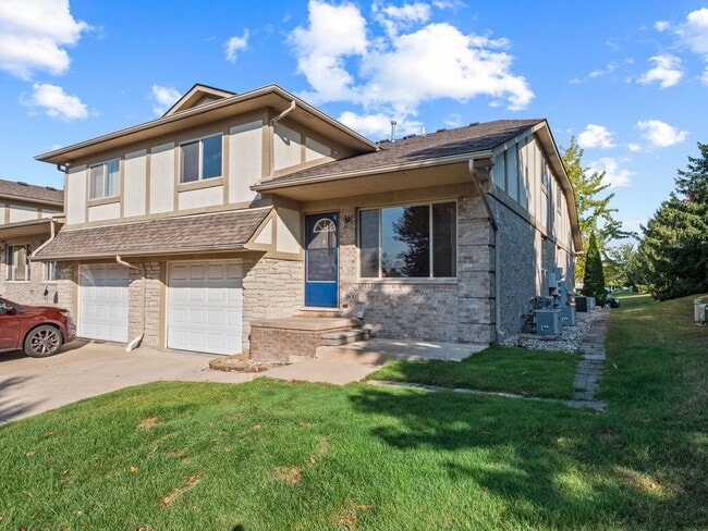 2 Bed / 2 Bath Sterling Heights Townhome - in Sterling Heights, MI - Foto de edificio - Building Photo