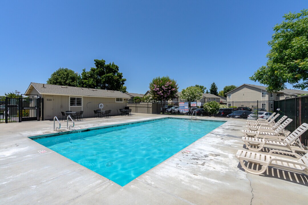 Autumn Run Apartments in Woodland, CA - Building Photo