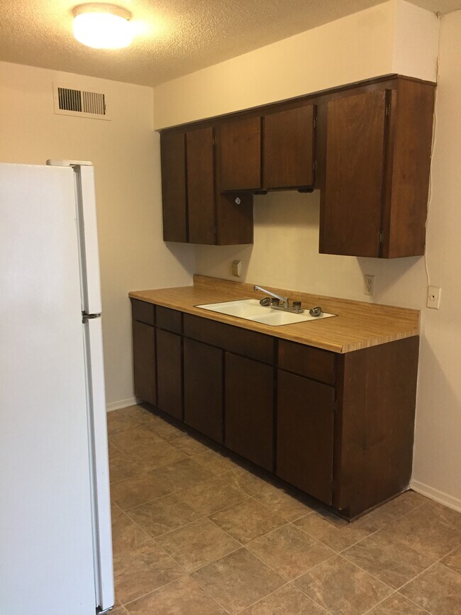 404 S Industrial St, Unit 1 in Lindale, TX - Foto de edificio - Building Photo