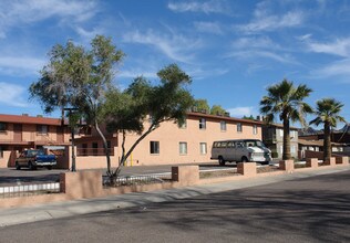 Sunny Haven Apartments in Phoenix, AZ - Foto de edificio - Building Photo