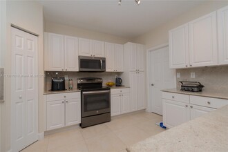 11201 NW 73rd St in Doral, FL - Foto de edificio - Building Photo