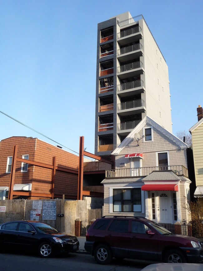 25-15 Crescent Street in New York, NY - Foto de edificio - Building Photo