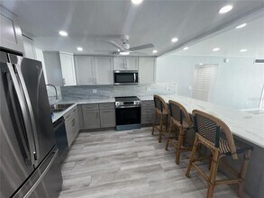 7625 Sun Island Dr S in South Pasadena, FL - Foto de edificio - Building Photo