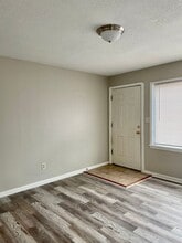 2806 E 13th St N in Wichita, KS - Foto de edificio - Building Photo
