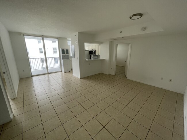 1 Glen Royal Pky, Unit 1110 in Miami, FL - Building Photo - Building Photo