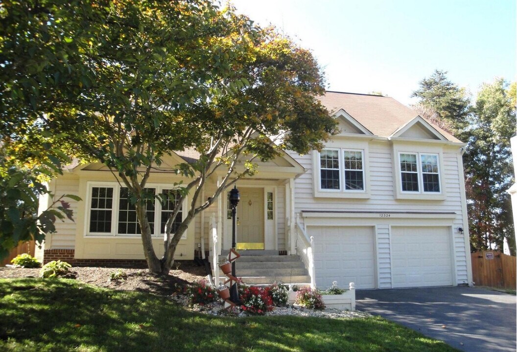 12324 Knightsbridge Dr in Woodbridge, VA - Building Photo